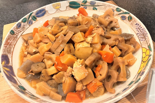 鶏肉と野菜、こんにゃくなどを油で炒め、甘辛く味付けした福岡の煮物「筑前煮」