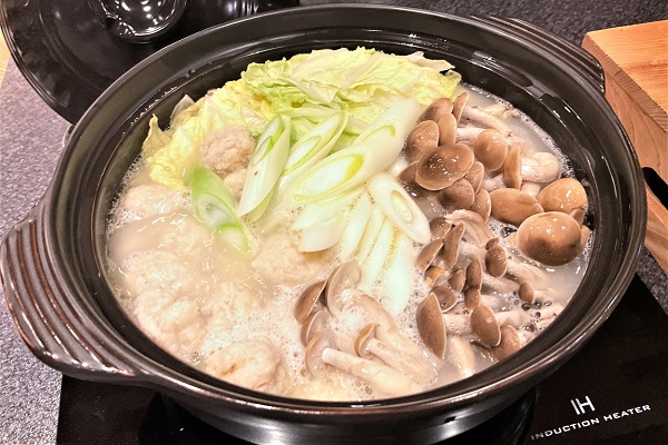 月替わり郷土料理の「博多水炊き」は、コラーゲンたっぷりで鶏の旨味が凝縮された逸品